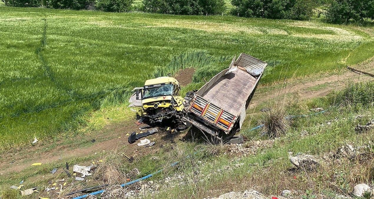 Batman’da şarampole devrilen TIR’daki 3 kişi yaralandı